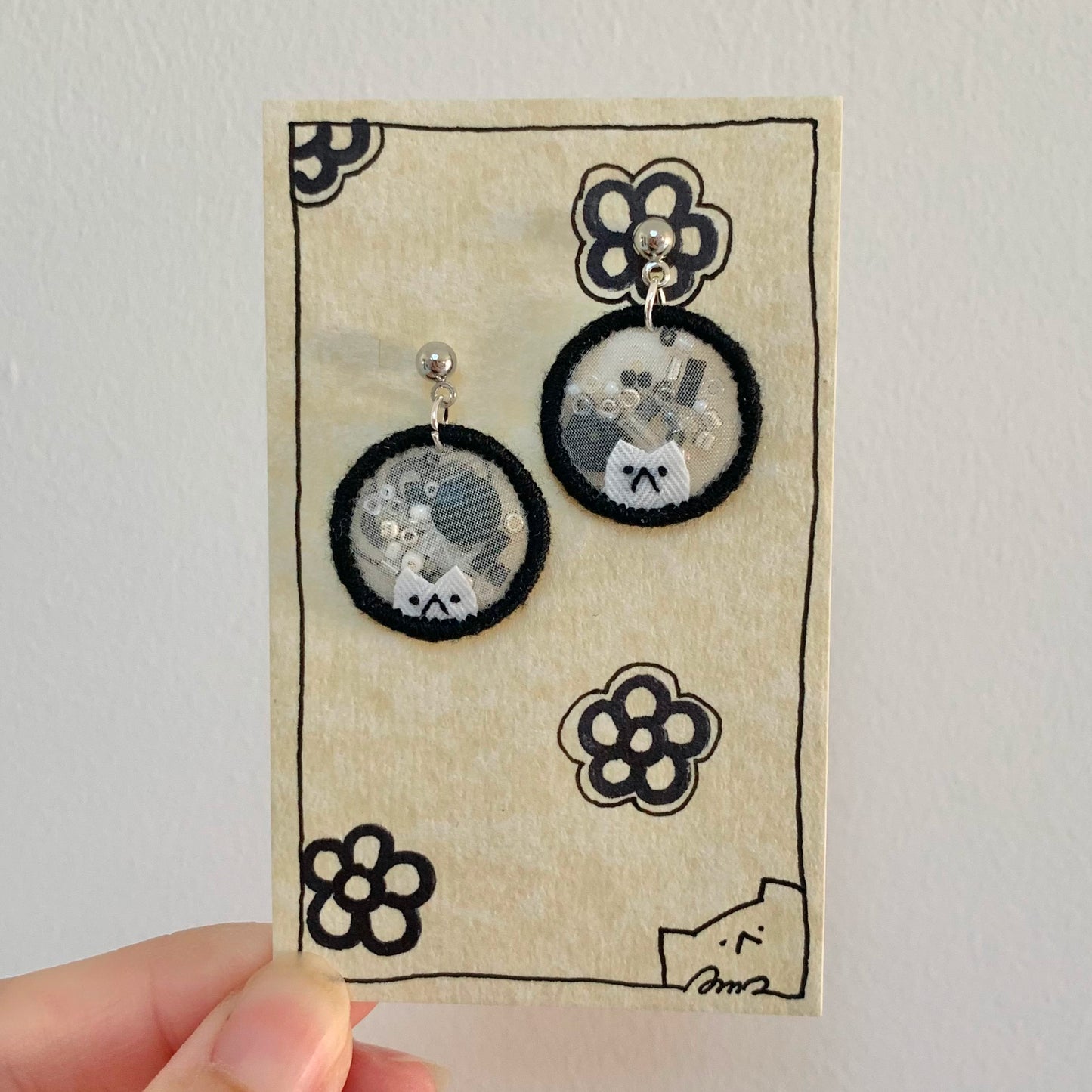 Embroidery E-mo Cat Earrings (Black+ shaky)