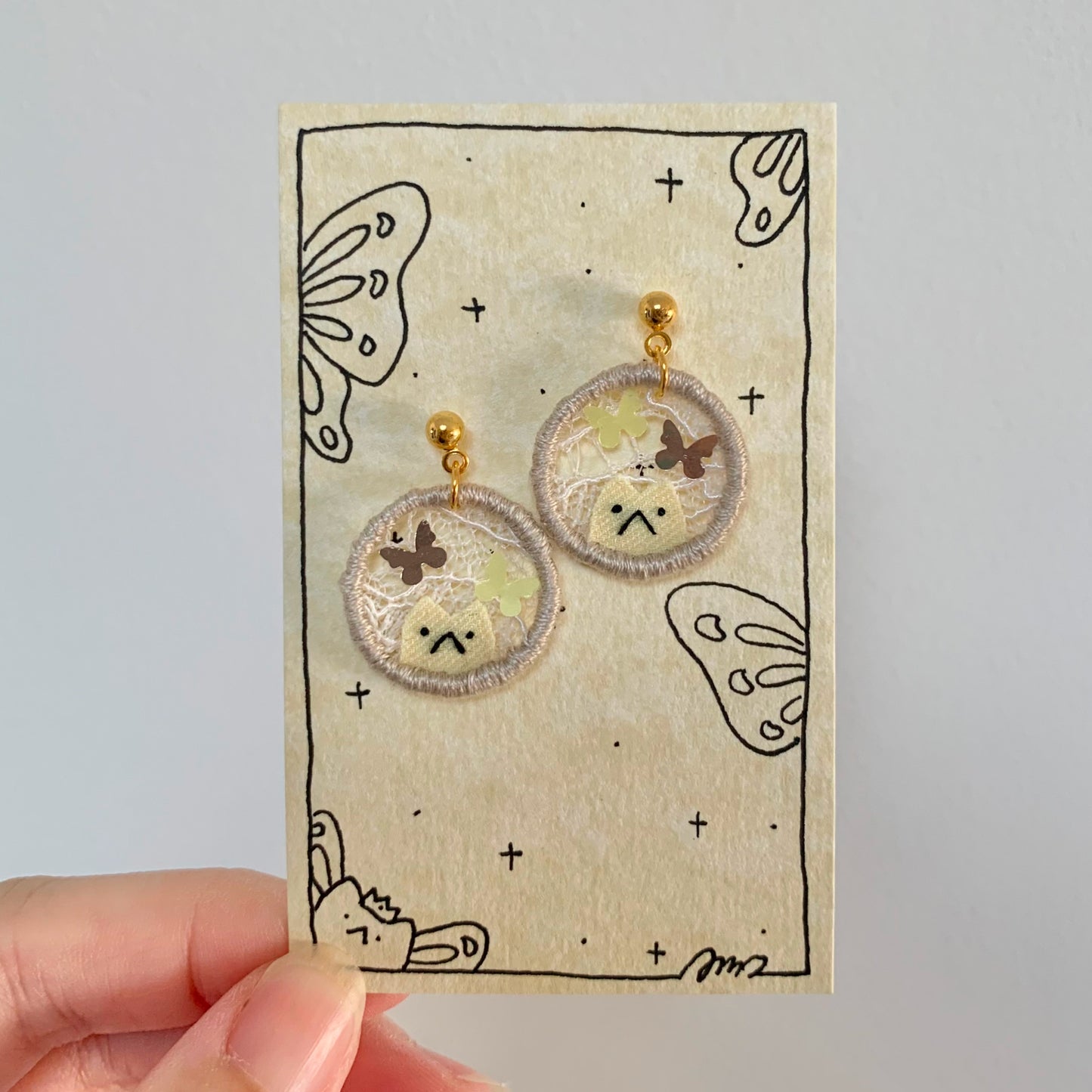 Embroidery E-mo Cat Earrings (Brown)