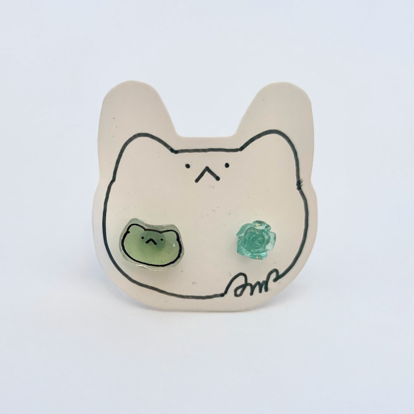 E-mo Cat Earrings /Green Flower Bead (Green)