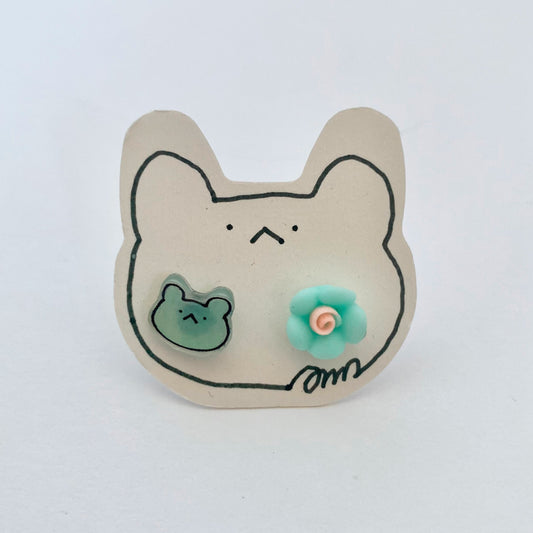 E-mo Bear Earrings /Green Flower Bead (Green)